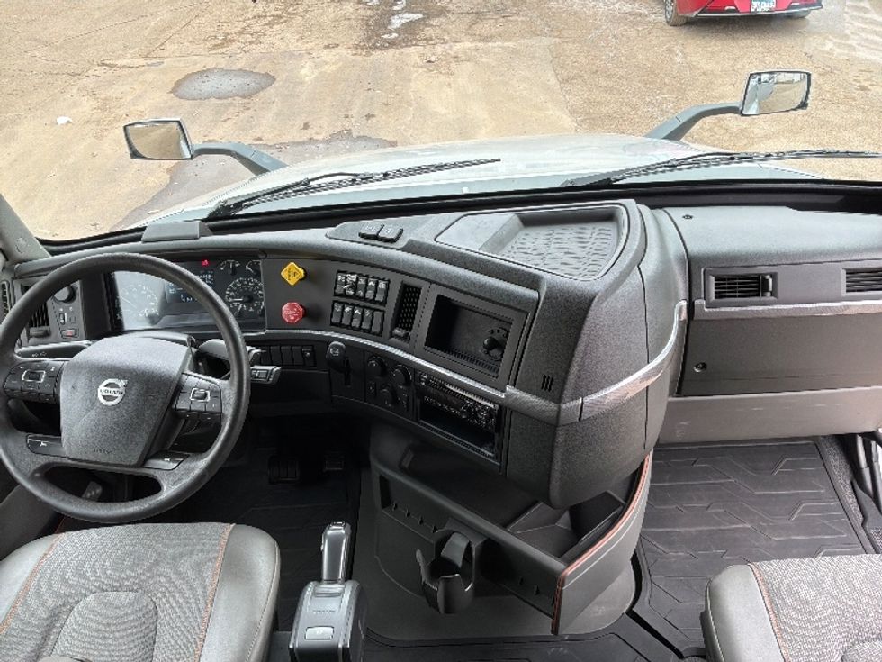 Sleeper Tractor-Heavy Duty Tractors-Volvo-2020-VNL64740-Sioux Falls-SD-461,536\n\t\tmiles-$ 60,000 - Image 12