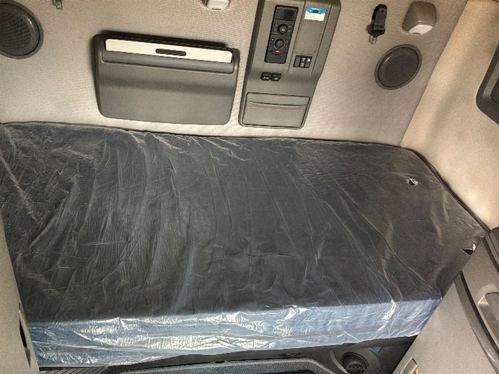 Sleeper Tractor-Heavy Duty Tractors-Volvo-2020-VNL64740-Sioux Falls-SD-461,536\n\t\tmiles-$ 60,000 - Image 17