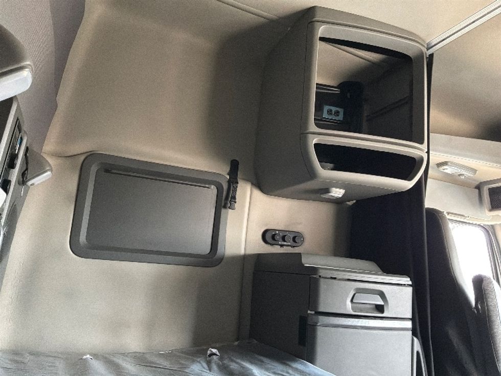 Sleeper Tractor-Heavy Duty Tractors-Volvo-2020-VNL64740-Sioux Falls-SD-461,536\n\t\tmiles-$ 60,000 - Image 18