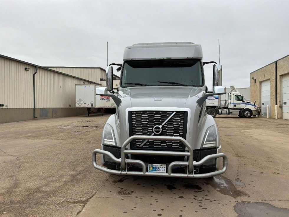 Sleeper Tractor-Heavy Duty Tractors-Volvo-2020-VNL64740-Sioux Falls-SD-461,536\n\t\tmiles-$ 60,000 - Image 2