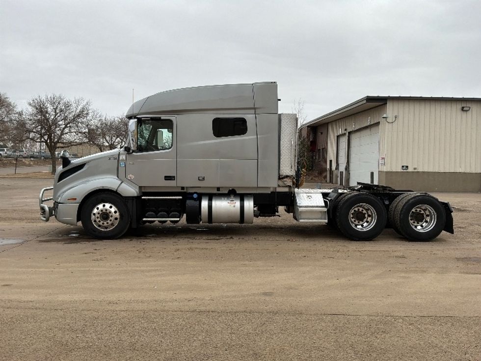 Sleeper Tractor-Heavy Duty Tractors-Volvo-2020-VNL64740-Sioux Falls-SD-461,536\n\t\tmiles-$ 60,000 - Image 4