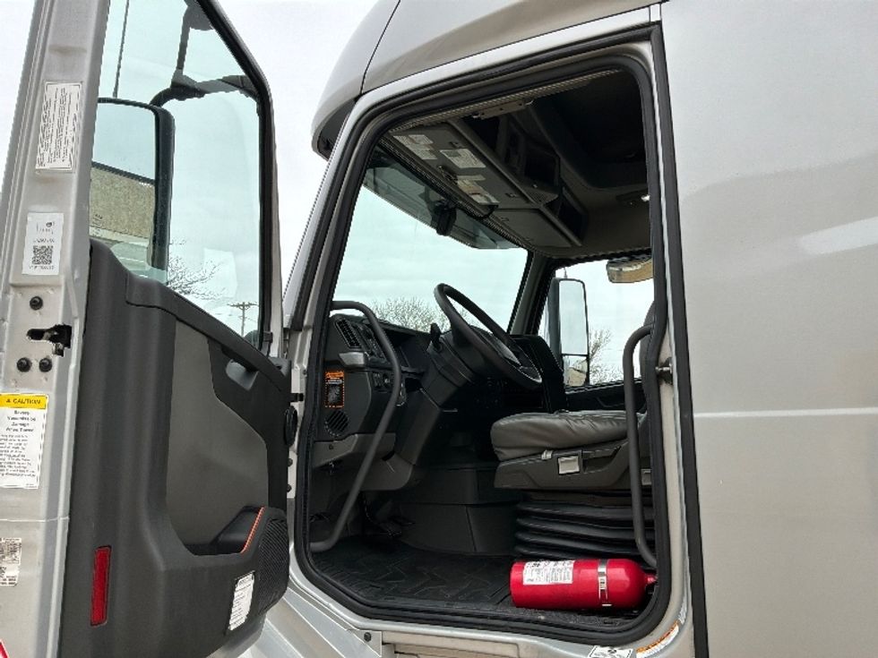 Sleeper Tractor-Heavy Duty Tractors-Volvo-2020-VNL64740-Sioux Falls-SD-461,536\n\t\tmiles-$ 60,000 - Image 9