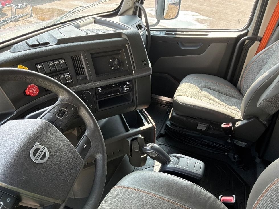 Sleeper Tractor-Heavy Duty Tractors-Volvo-2020-VNL64740-Sioux Falls-SD-575,817\n\t\tmiles-$ 52,500 - Image 10