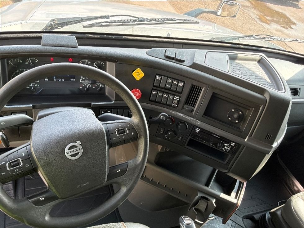 Sleeper Tractor-Heavy Duty Tractors-Volvo-2020-VNL64740-Sioux Falls-SD-575,817\n\t\tmiles-$ 52,500 - Image 11
