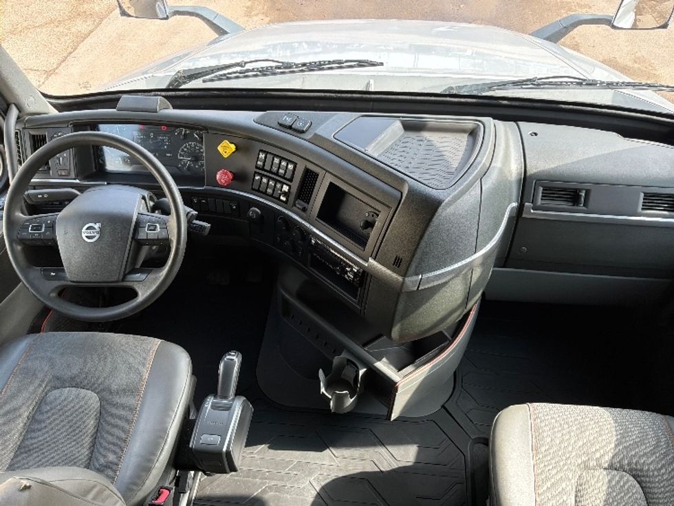 Sleeper Tractor-Heavy Duty Tractors-Volvo-2020-VNL64740-Sioux Falls-SD-575,817\n\t\tmiles-$ 52,500 - Image 12