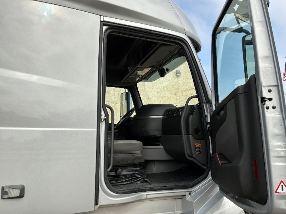 Sleeper Tractor-Heavy Duty Tractors-Volvo-2020-VNL64740-Sioux Falls-SD-575,817\n\t\tmiles-$ 52,500 - Image 13