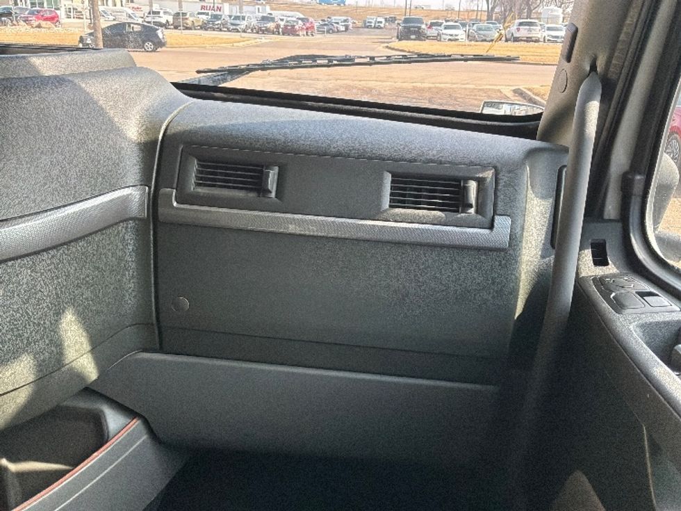 Sleeper Tractor-Heavy Duty Tractors-Volvo-2020-VNL64740-Sioux Falls-SD-575,817\n\t\tmiles-$ 52,500 - Image 14