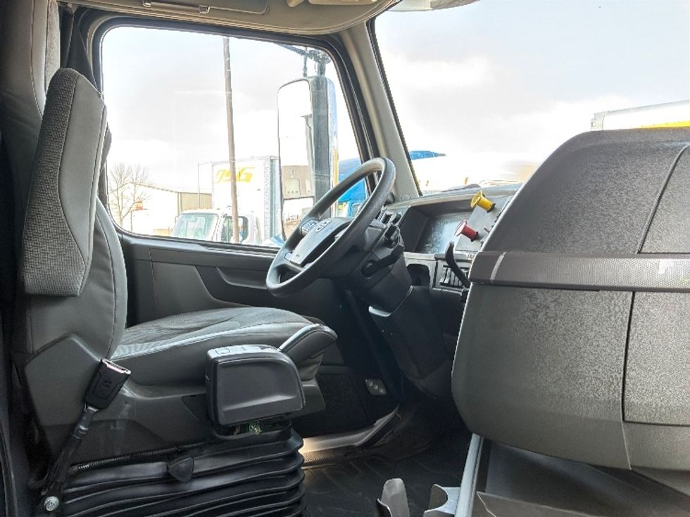 Sleeper Tractor-Heavy Duty Tractors-Volvo-2020-VNL64740-Sioux Falls-SD-575,817\n\t\tmiles-$ 52,500 - Image 15