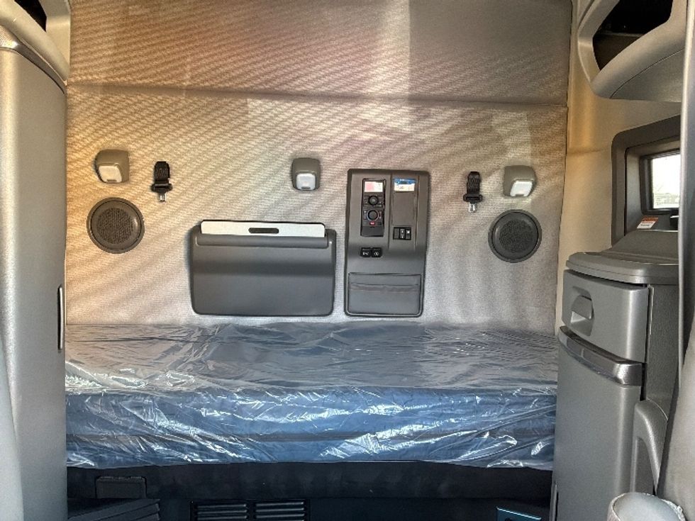 Sleeper Tractor-Heavy Duty Tractors-Volvo-2020-VNL64740-Sioux Falls-SD-575,817\n\t\tmiles-$ 52,500 - Image 16