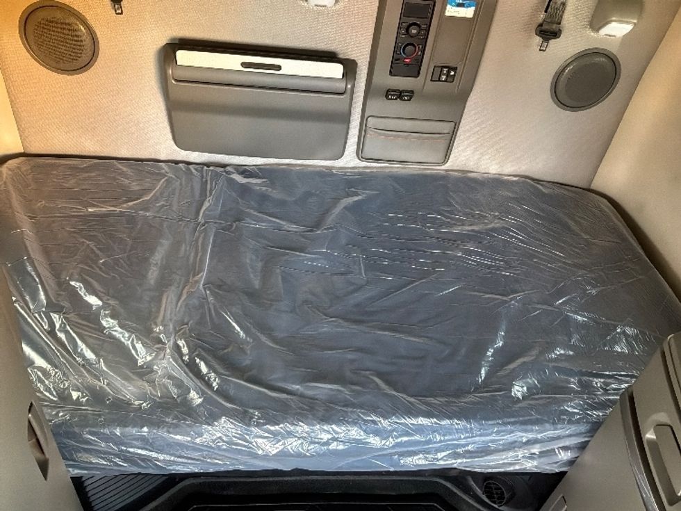 Sleeper Tractor-Heavy Duty Tractors-Volvo-2020-VNL64740-Sioux Falls-SD-575,817\n\t\tmiles-$ 52,500 - Image 17