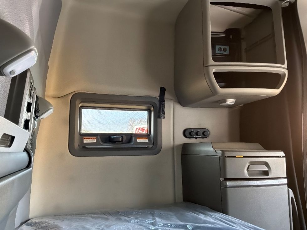 Sleeper Tractor-Heavy Duty Tractors-Volvo-2020-VNL64740-Sioux Falls-SD-575,817\n\t\tmiles-$ 52,500 - Image 18