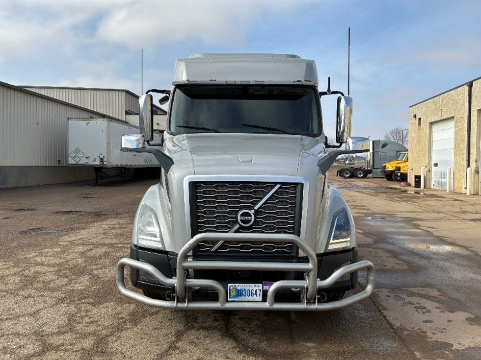 Sleeper Tractor-Heavy Duty Tractors-Volvo-2020-VNL64740-Sioux Falls-SD-575,817\n\t\tmiles-$ 52,500 - Image 2
