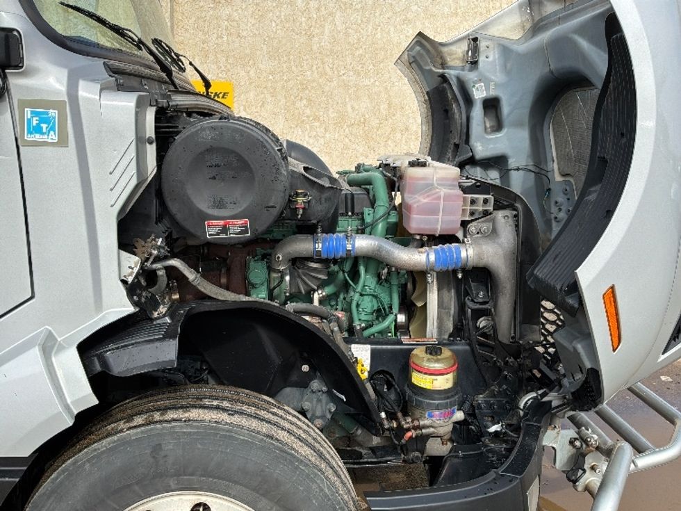 Sleeper Tractor-Heavy Duty Tractors-Volvo-2020-VNL64740-Sioux Falls-SD-575,817\n\t\tmiles-$ 52,500 - Image 20