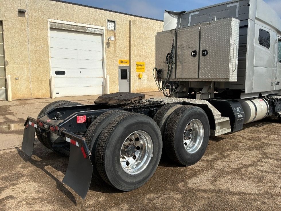 Sleeper Tractor-Heavy Duty Tractors-Volvo-2020-VNL64740-Sioux Falls-SD-575,817\n\t\tmiles-$ 52,500 - Image 22