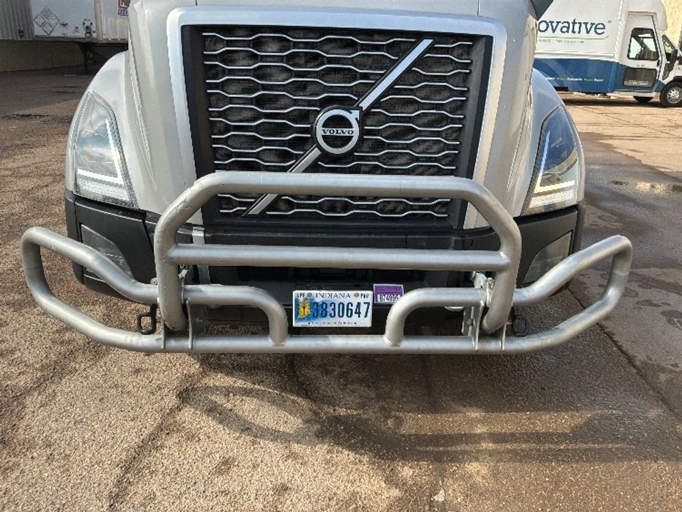 Sleeper Tractor-Heavy Duty Tractors-Volvo-2020-VNL64740-Sioux Falls-SD-575,817\n\t\tmiles-$ 52,500 - Image 23