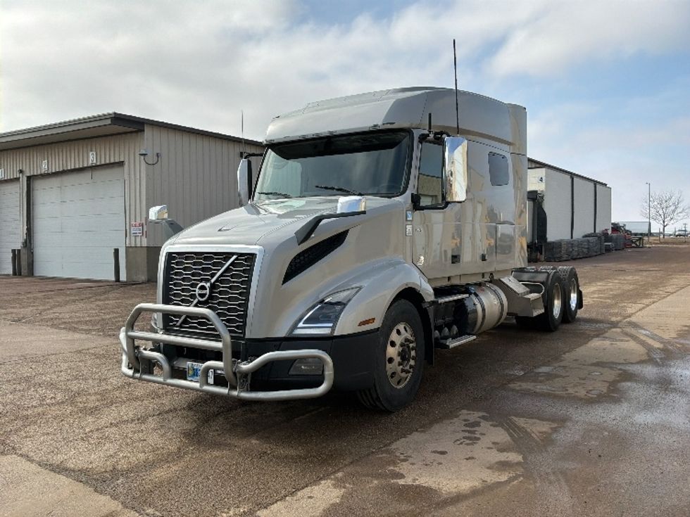 Sleeper Tractor-Heavy Duty Tractors-Volvo-2020-VNL64740-Sioux Falls-SD-575,817\n\t\tmiles-$ 52,500 - Image 3