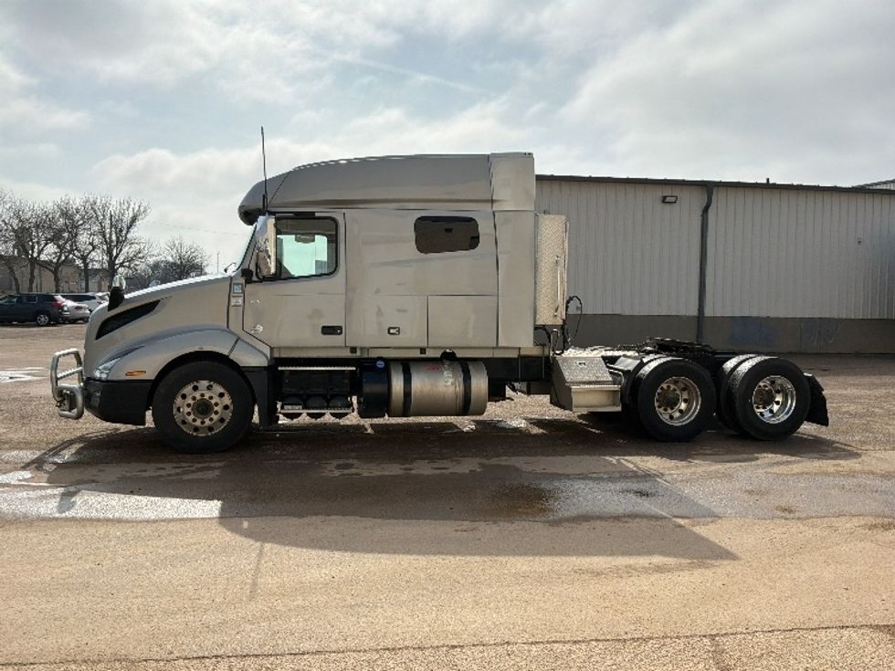 Sleeper Tractor-Heavy Duty Tractors-Volvo-2020-VNL64740-Sioux Falls-SD-575,817\n\t\tmiles-$ 52,500 - Image 4