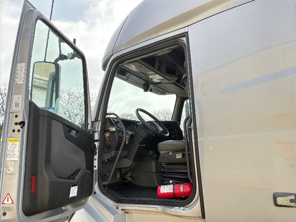 Sleeper Tractor-Heavy Duty Tractors-Volvo-2020-VNL64740-Sioux Falls-SD-575,817\n\t\tmiles-$ 52,500 - Image 9