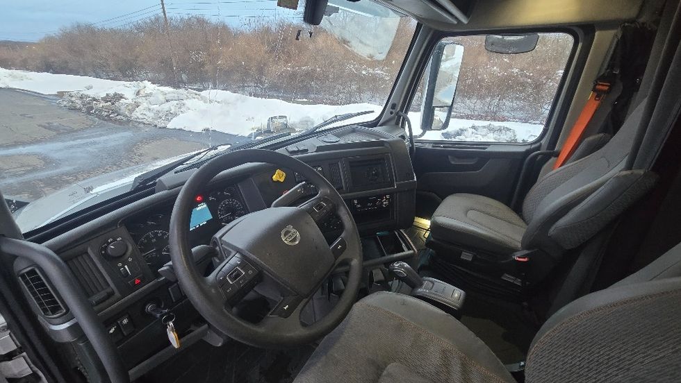 Sleeper Tractor-Heavy Duty Tractors-Volvo-2020-VNL64740-White Deer-PA-445,731\n\t\tmiles-$ 58,500 - Image 10