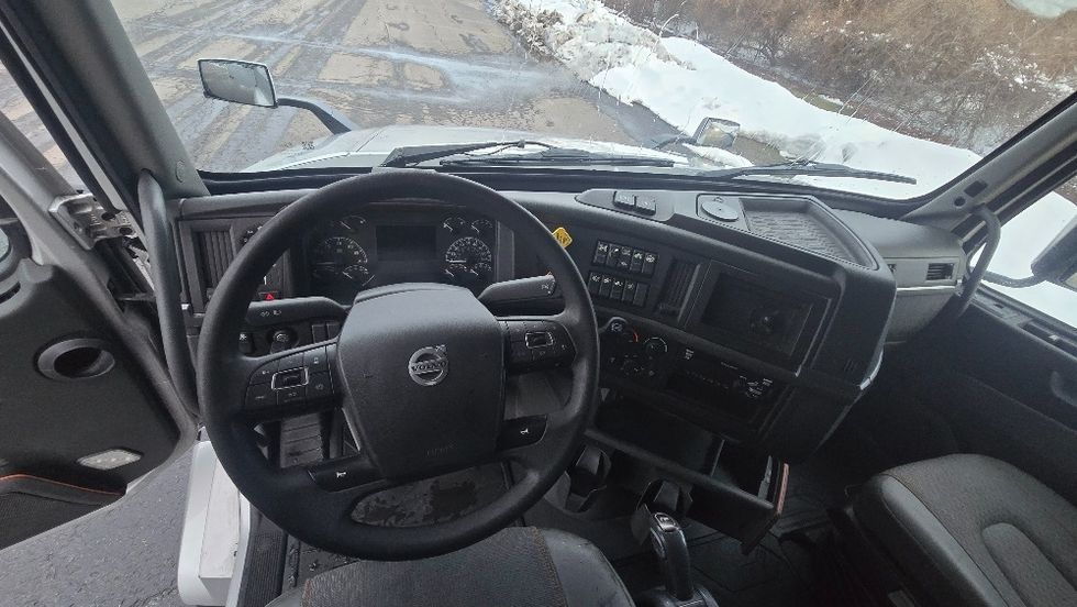 Sleeper Tractor-Heavy Duty Tractors-Volvo-2020-VNL64740-White Deer-PA-445,731\n\t\tmiles-$ 58,500 - Image 11