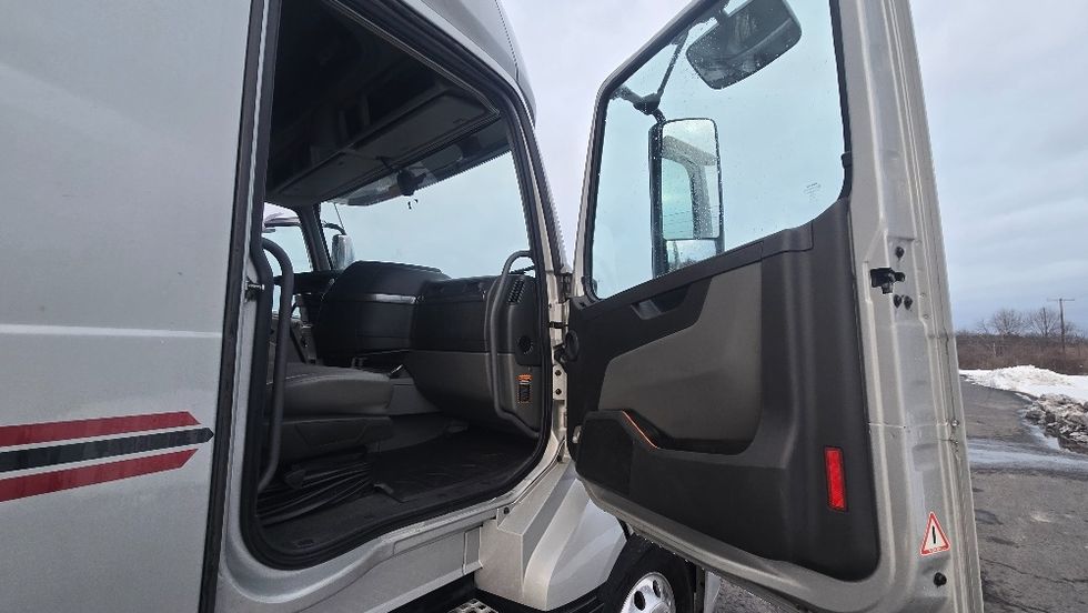 Sleeper Tractor-Heavy Duty Tractors-Volvo-2020-VNL64740-White Deer-PA-445,731\n\t\tmiles-$ 58,500 - Image 13