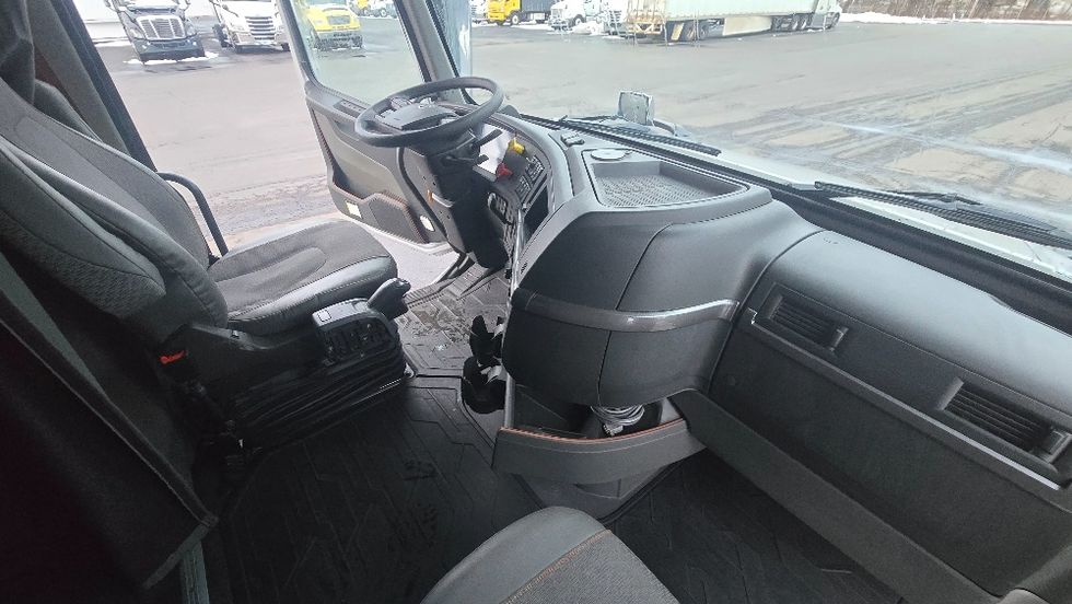Sleeper Tractor-Heavy Duty Tractors-Volvo-2020-VNL64740-White Deer-PA-445,731\n\t\tmiles-$ 58,500 - Image 15