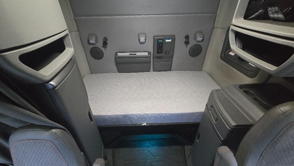 Sleeper Tractor-Heavy Duty Tractors-Volvo-2020-VNL64740-White Deer-PA-445,731\n\t\tmiles-$ 58,500 - Image 16