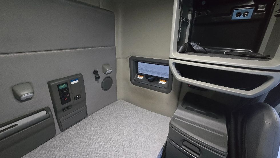 Sleeper Tractor-Heavy Duty Tractors-Volvo-2020-VNL64740-White Deer-PA-445,731\n\t\tmiles-$ 58,500 - Image 17