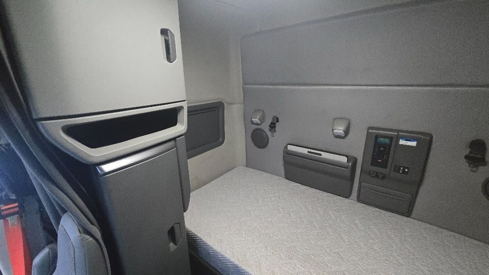 Sleeper Tractor-Heavy Duty Tractors-Volvo-2020-VNL64740-White Deer-PA-445,731\n\t\tmiles-$ 58,500 - Image 18