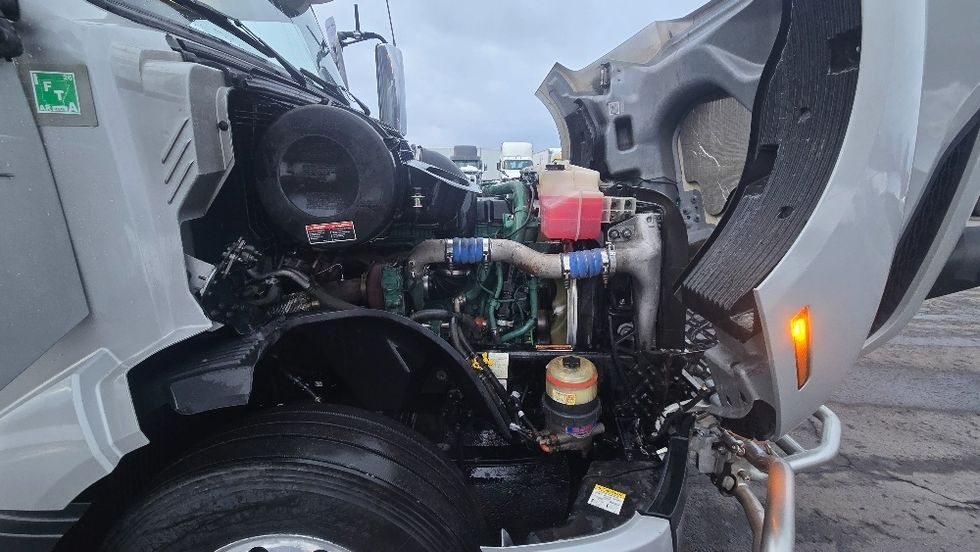 Sleeper Tractor-Heavy Duty Tractors-Volvo-2020-VNL64740-White Deer-PA-445,731\n\t\tmiles-$ 58,500 - Image 19