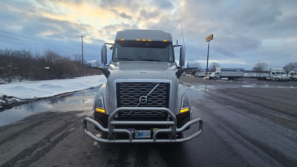 Sleeper Tractor-Heavy Duty Tractors-Volvo-2020-VNL64740-White Deer-PA-445,731\n\t\tmiles-$ 58,500 - Image 2