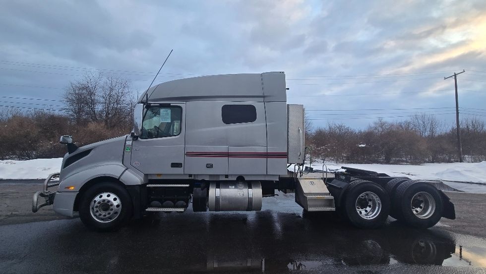 Sleeper Tractor-Heavy Duty Tractors-Volvo-2020-VNL64740-White Deer-PA-445,731\n\t\tmiles-$ 58,500 - Image 4
