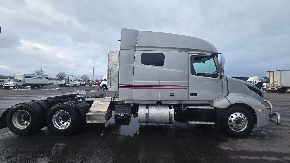 Sleeper Tractor-Heavy Duty Tractors-Volvo-2020-VNL64740-White Deer-PA-445,731\n\t\tmiles-$ 58,500 - Image 8
