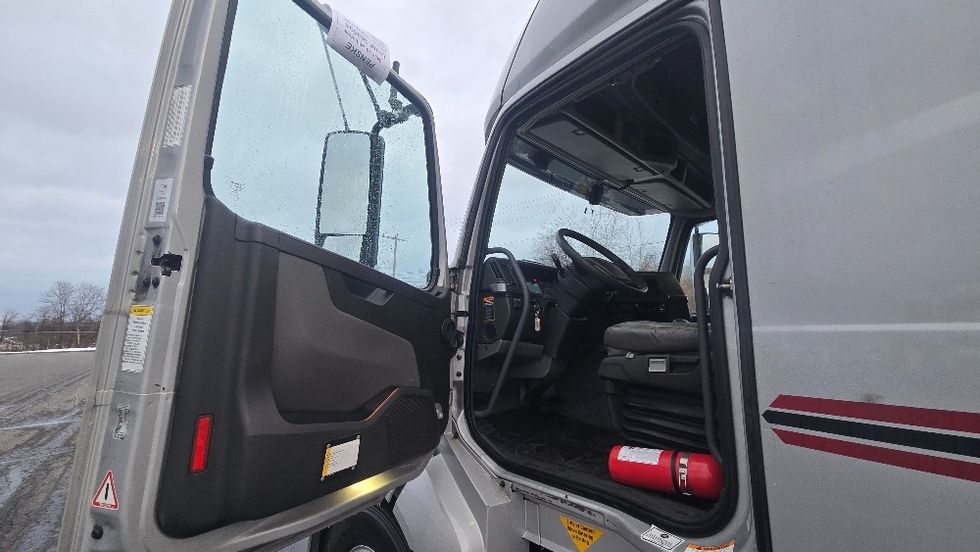 Sleeper Tractor-Heavy Duty Tractors-Volvo-2020-VNL64740-White Deer-PA-445,731\n\t\tmiles-$ 58,500 - Image 9