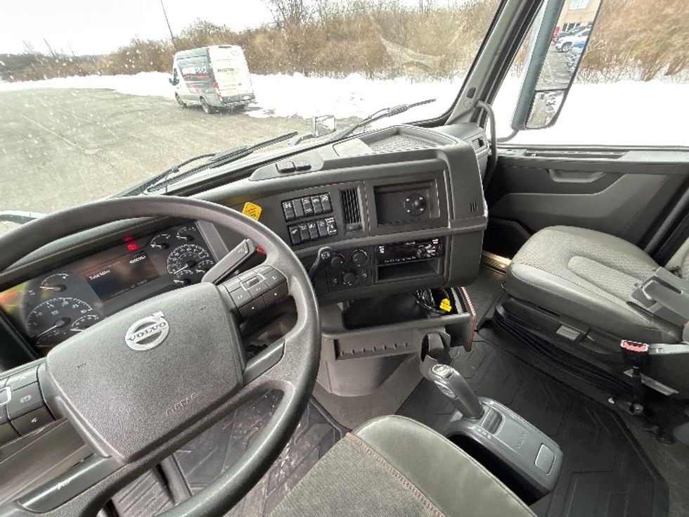 Sleeper Tractor-Heavy Duty Tractors-Volvo-2020-VNL64740-White Deer-PA-490,075\n\t\tmiles-$ 56,250 - Image 11