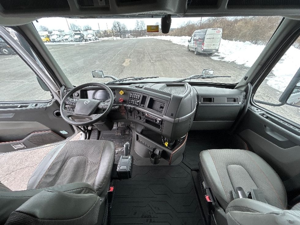 Sleeper Tractor-Heavy Duty Tractors-Volvo-2020-VNL64740-White Deer-PA-490,075\n\t\tmiles-$ 56,250 - Image 12