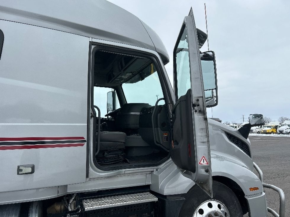 Sleeper Tractor-Heavy Duty Tractors-Volvo-2020-VNL64740-White Deer-PA-490,075\n\t\tmiles-$ 56,250 - Image 13