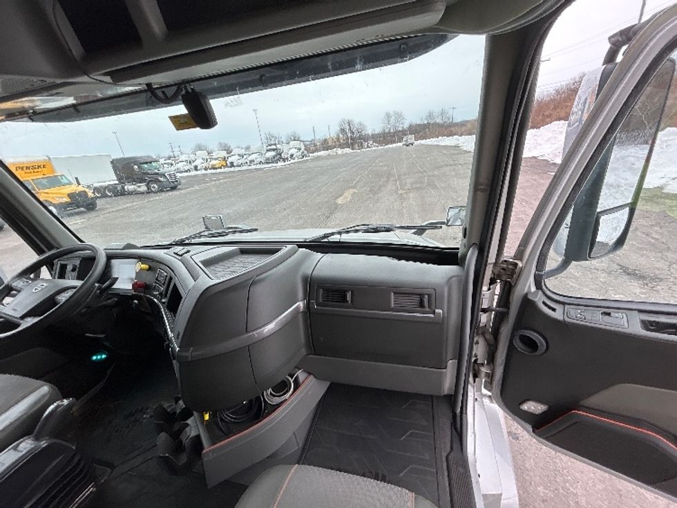 Sleeper Tractor-Heavy Duty Tractors-Volvo-2020-VNL64740-White Deer-PA-490,075\n\t\tmiles-$ 56,250 - Image 14