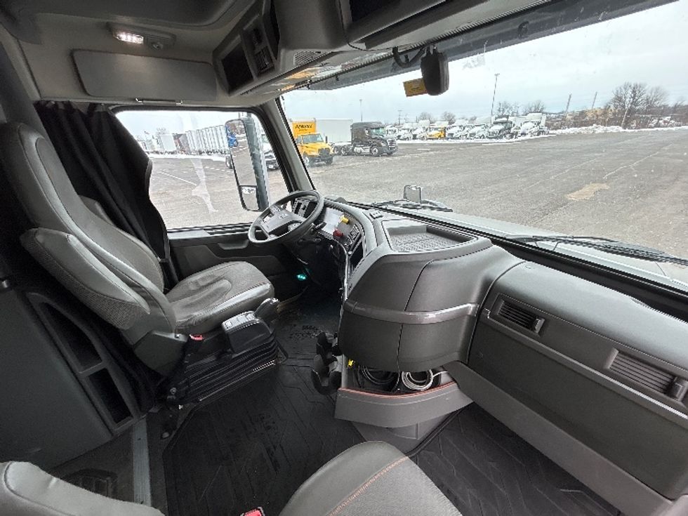 Sleeper Tractor-Heavy Duty Tractors-Volvo-2020-VNL64740-White Deer-PA-490,075\n\t\tmiles-$ 56,250 - Image 15