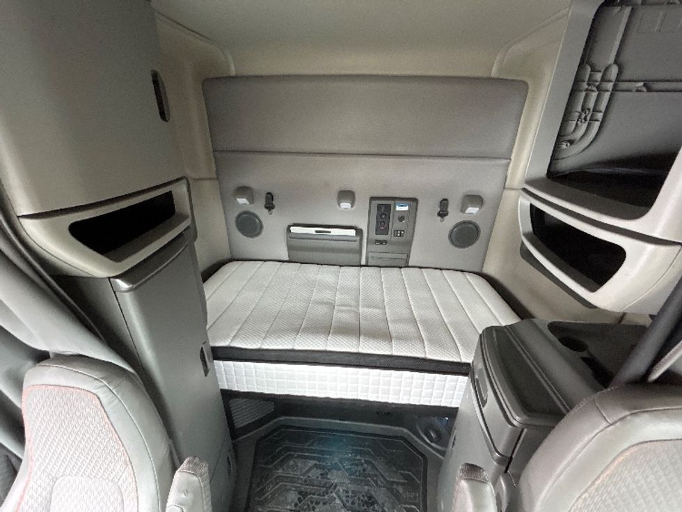 Sleeper Tractor-Heavy Duty Tractors-Volvo-2020-VNL64740-White Deer-PA-490,075\n\t\tmiles-$ 56,250 - Image 16