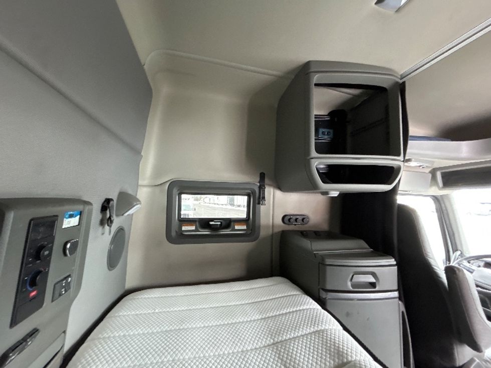 Sleeper Tractor-Heavy Duty Tractors-Volvo-2020-VNL64740-White Deer-PA-490,075\n\t\tmiles-$ 56,250 - Image 18