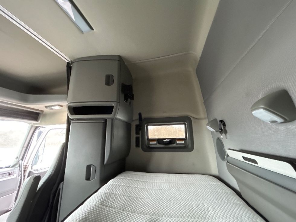 Sleeper Tractor-Heavy Duty Tractors-Volvo-2020-VNL64740-White Deer-PA-490,075\n\t\tmiles-$ 56,250 - Image 19