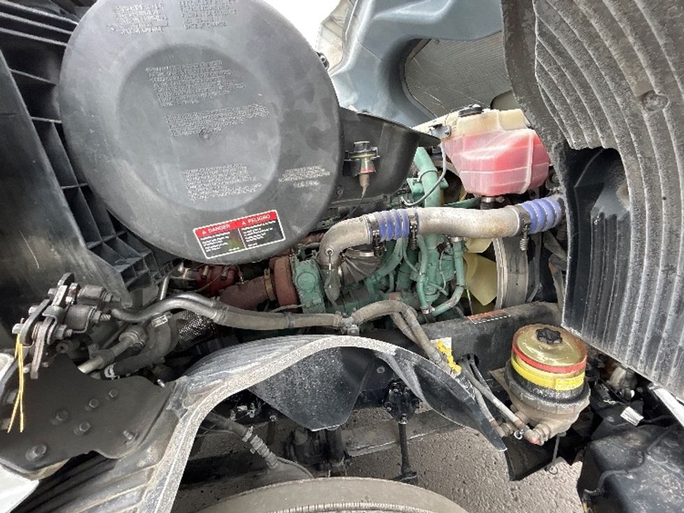 Sleeper Tractor-Heavy Duty Tractors-Volvo-2020-VNL64740-White Deer-PA-490,075\n\t\tmiles-$ 56,250 - Image 20