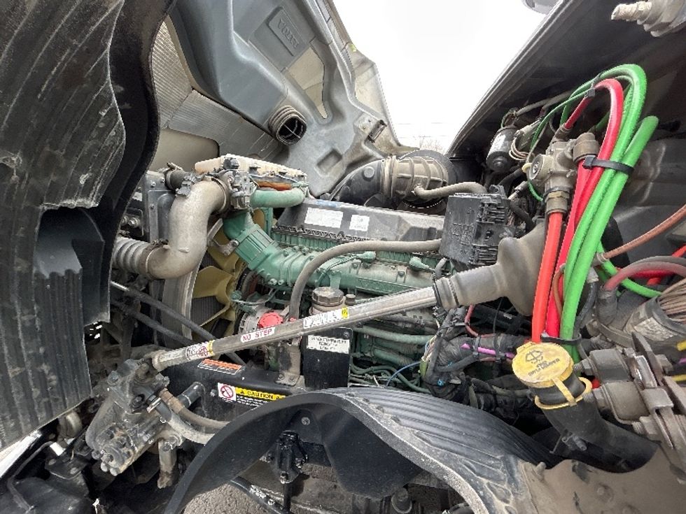 Sleeper Tractor-Heavy Duty Tractors-Volvo-2020-VNL64740-White Deer-PA-490,075\n\t\tmiles-$ 56,250 - Image 21