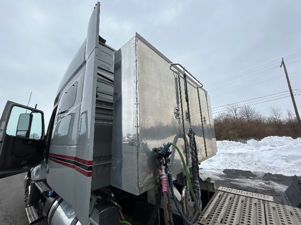 Sleeper Tractor-Heavy Duty Tractors-Volvo-2020-VNL64740-White Deer-PA-490,075\n\t\tmiles-$ 56,250 - Image 22