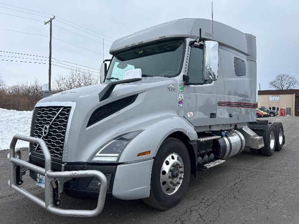 Sleeper Tractor-Heavy Duty Tractors-Volvo-2020-VNL64740-White Deer-PA-490,075\n\t\tmiles-$ 56,250 - Image 3