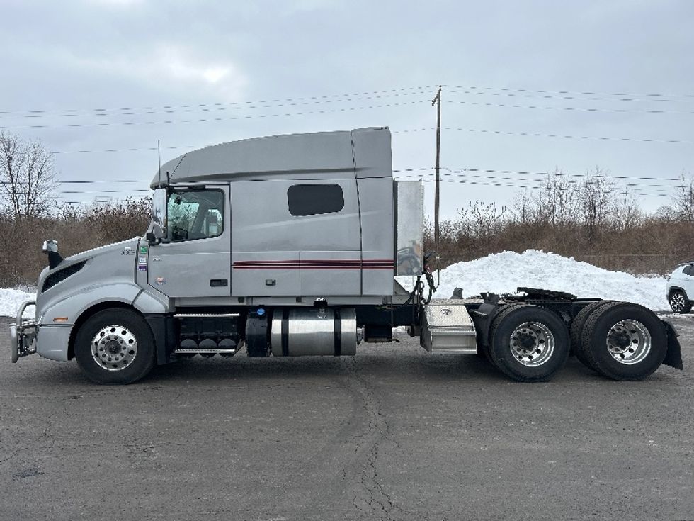 Sleeper Tractor-Heavy Duty Tractors-Volvo-2020-VNL64740-White Deer-PA-490,075\n\t\tmiles-$ 56,250 - Image 4
