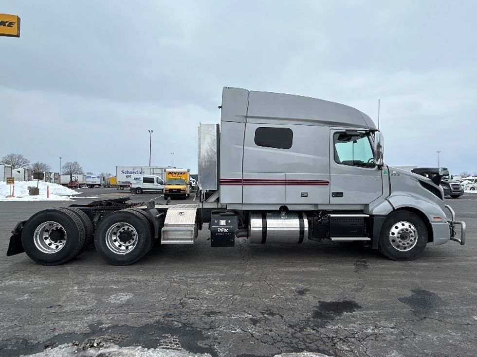 Sleeper Tractor-Heavy Duty Tractors-Volvo-2020-VNL64740-White Deer-PA-490,075\n\t\tmiles-$ 56,250 - Image 8