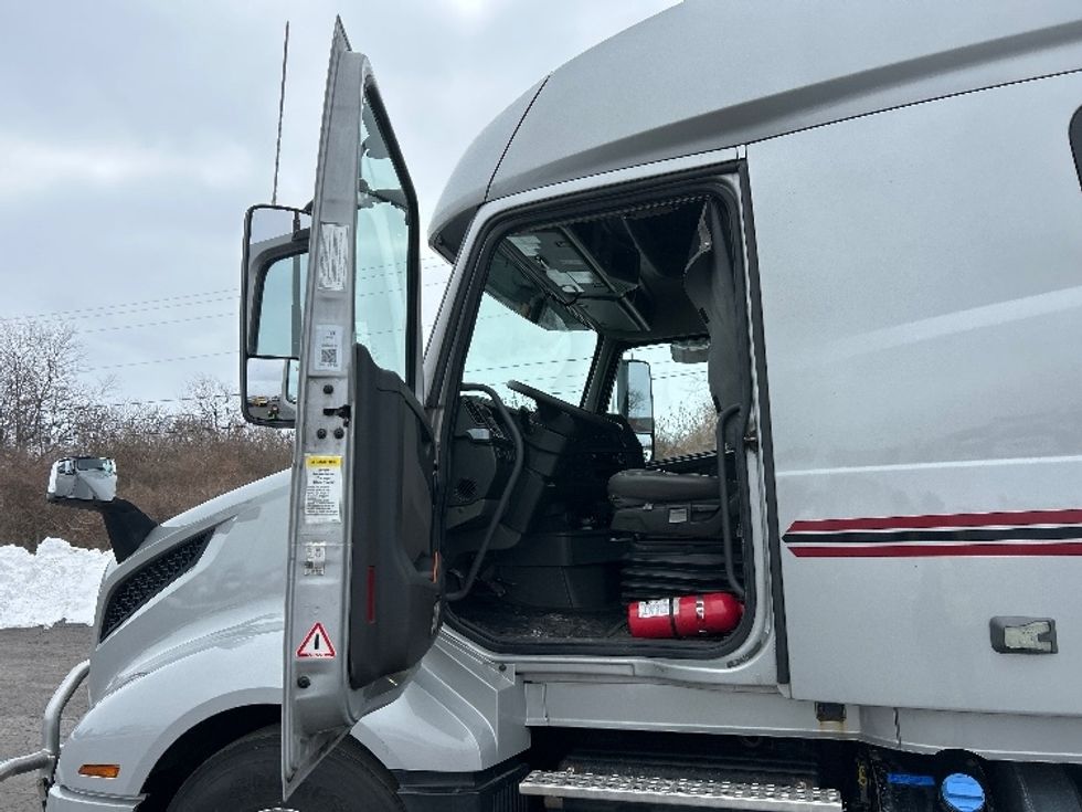 Sleeper Tractor-Heavy Duty Tractors-Volvo-2020-VNL64740-White Deer-PA-490,075\n\t\tmiles-$ 56,250 - Image 9