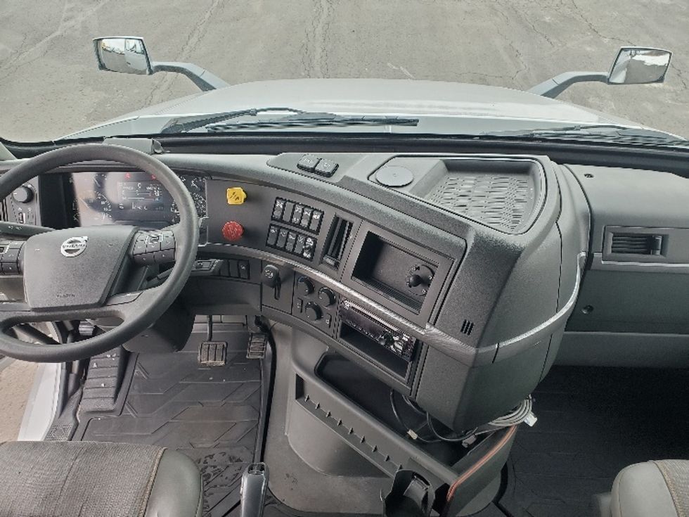 Sleeper Tractor-Heavy Duty Tractors-Volvo-2020-VNL64740-White Deer-PA-496,797\n\t\tmiles-$ 55,750 - Image 12